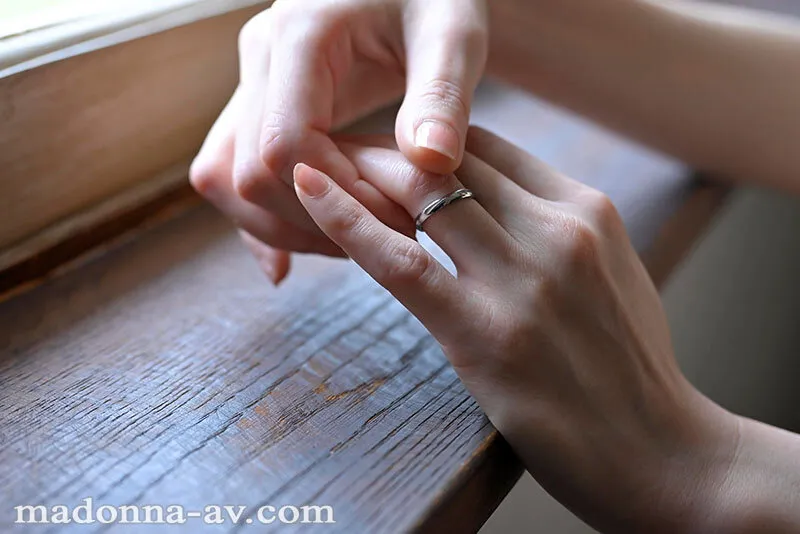 奥ゆかしい、その美しさを、より深く―。 新人 美貌と品格を併せ持つ人妻 森かおり 37歳 AV DEBUT サンプル画像 1