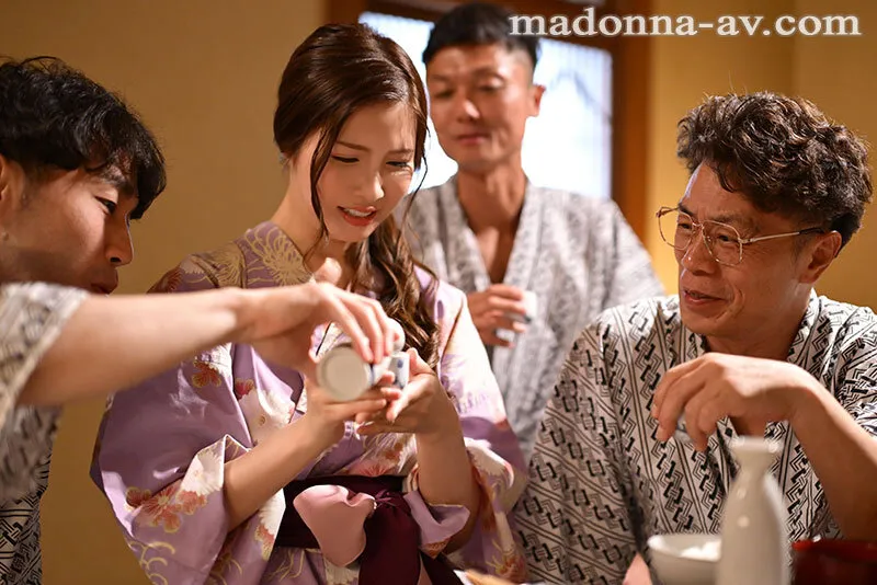 中途の人妻社員が肉便器と化すまで、部署全員で輪●し続ける温泉旅行。 松野蘭 サンプル画像 1