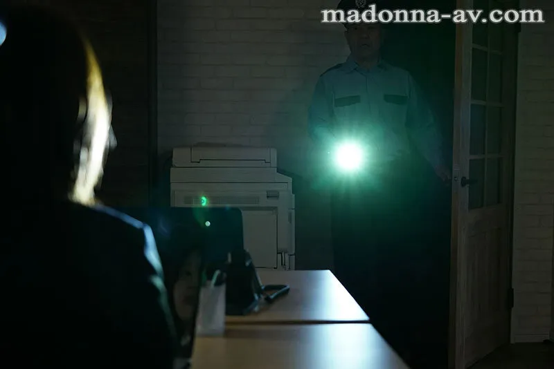 密着セックス ～深夜のオフィスで、警備員と残業不貞愛～ 小島みなみ サンプル画像 1