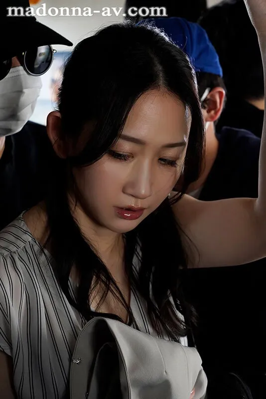 女上司、出張先で恥辱に揺れる中出し電車痴● 水戸かな サンプル画像 2