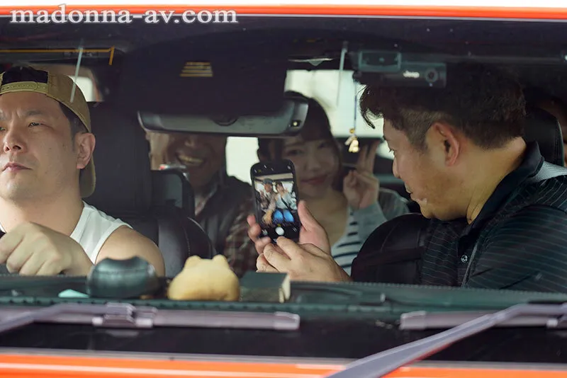 W専属第2弾！！若妻が中年男に溺れる本格NTRー。 町内キャンプNTR テントの中でまわされた妻の衝撃的寝取られ映像 さつき芽衣 サンプル画像 1