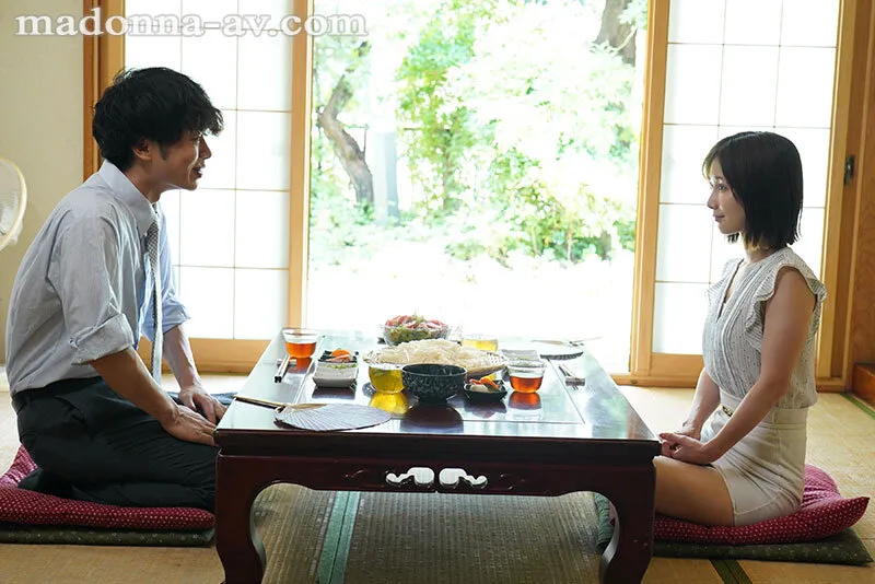 汗ほとばしる人妻の圧倒的な腰振りで、僕は一度も腰を動かさずに中出ししてしまった。 小島みなみ サンプル画像 1