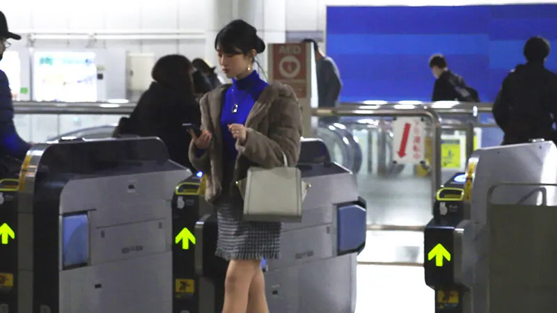 「貴方では気持ち良くなれないから…」淡白な夫とのSEXに不満を持つ美人妻たちが新調したTバックを履いてデカチンに泥●する サンプル画像 16