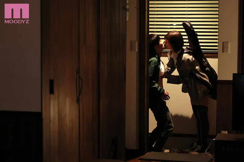 つまらない日常をぶち壊す小悪魔ロックな少女に犯●れたい！！ イケてないキミの乳首もっともっとビンカンに改造してアゲル 月乃ルナ サンプル画像 10