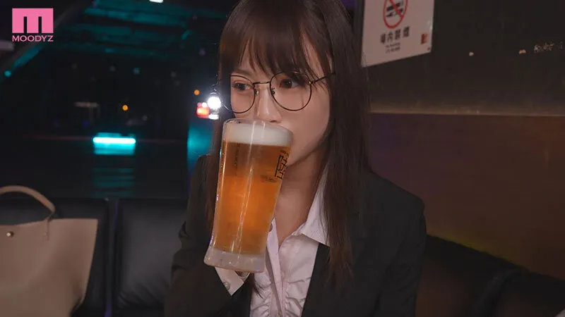 いつも地味メガネ女上司を酔わせたら…囁き誘惑キス魔になって何度も何度も勃起に持ち込まれ飲めば飲むほど無限中出し！！ 天宮花南 サンプル画像 1