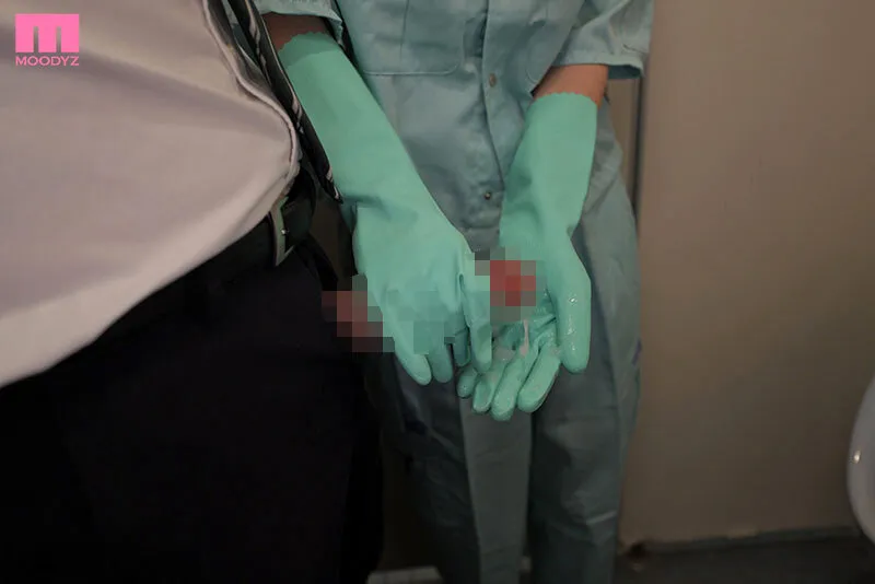 地味なオフィス清掃員を冗談半分でデカチン挑発！「私なんかにやめて…」と言いつつ結局勤務中自らおま○こくぱぁしてズボズボ中出しを受け入れる隠れエロボディ欲求不満妻 天宮花南 サンプル画像 2