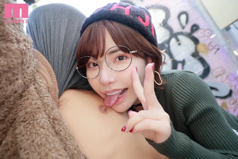 「もう吹いてるってばぁ！」深田えいみの逆ナン逆レ●プ痴女ドキュメント 拘束され身動き出来ず、いきなり連射＆男潮で犯●れちゃったボク サンプル画像 1