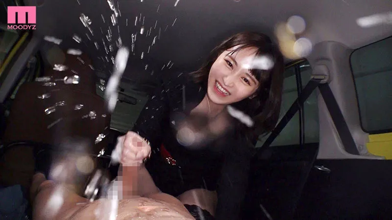 えぇー、本当に、ココで…男潮吹いちゃうの！！？ デートの最中、声を出しちゃいけない誰にもバレちゃいけないギリギリの状況で強●射精・男潮吹き小悪魔焦らしお姉さん 小野六花 サンプル画像 9