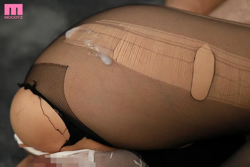 毎週金曜日、取引先の粘着オヤジ社長の性接待営業レ●プ 何度もパンスト破られ絶倫ピストンでガニ股オーガズムしてしまう私 佐藤衣栞 サンプル画像 13