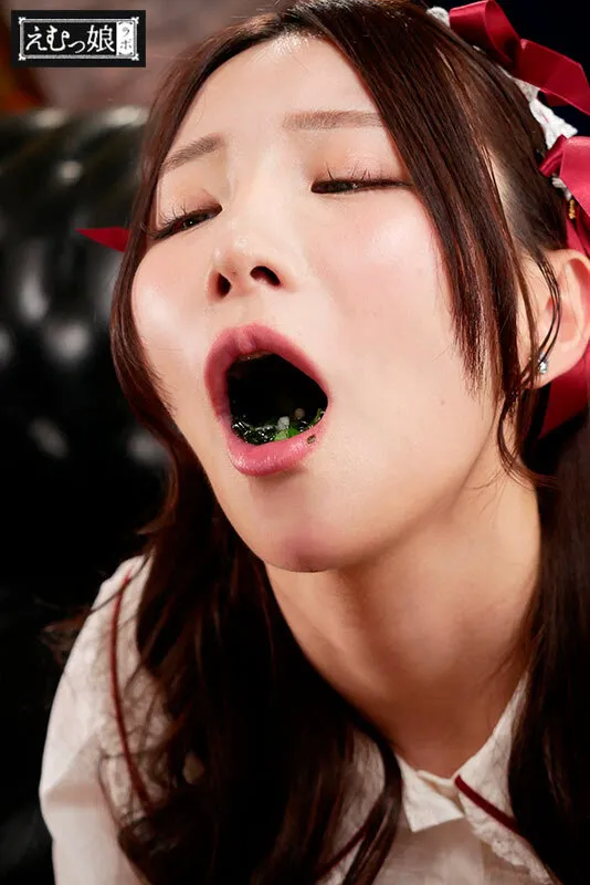 笑顔で喉越し感じたい。汁男優26人だしたて濃厚ザーメン啜り散らす。異常食ザー吸い込み娘 Nia サンプル画像 2