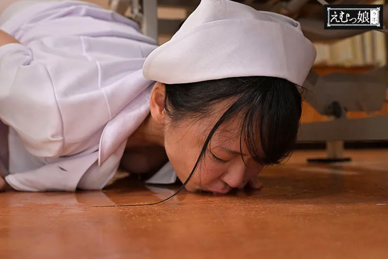 飲尿！喉奥！肛門！患者全員14リットルの異常おしっこ全部飲み干す3穴検尿ナース 池内遥 サンプル画像 2