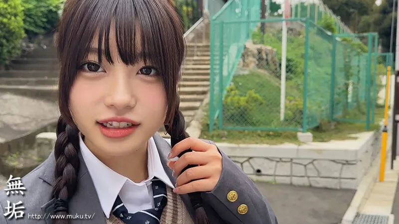 某投稿サイトで話題沸騰中！制服美少女No.1！ 最高にエロくて可愛い制服女子とハメまくりイチャラブSEX！ 超人気作BEST 4時間！ サンプル画像 1