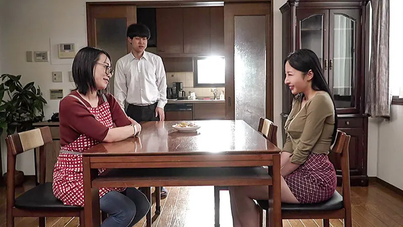 十数年ぶりに田舎から上京してきた憧れの美人な叔母が立派に剥けた巨根に欲情し、猿のように何度もヤラせてくれた話 北野未奈 サンプル画像 18