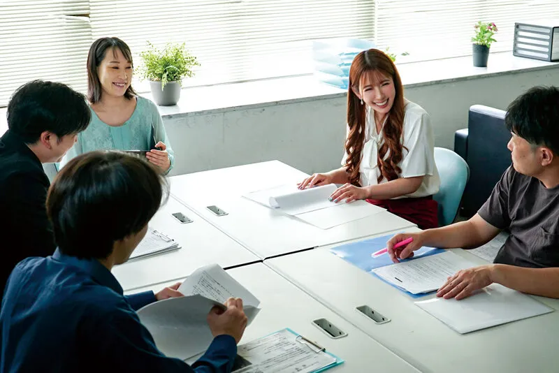 人妻PTA会長 保護者の男女が集う会合で巻き起こる…。子供には絶対内緒の淫らな背徳デカチン不倫 波多野結衣 サンプル画像 2