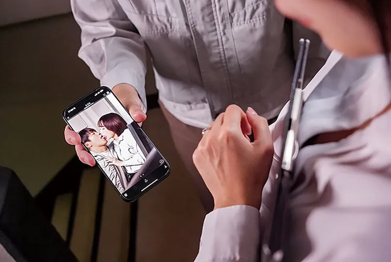 ちんれつの妻 本社勤務のバリキャリ妻が「陳列」作業中、倉庫の汗臭作業員たちの立派な極太巨根でヒィヒィ言わされてました… 那賀崎ゆきね サンプル画像 15