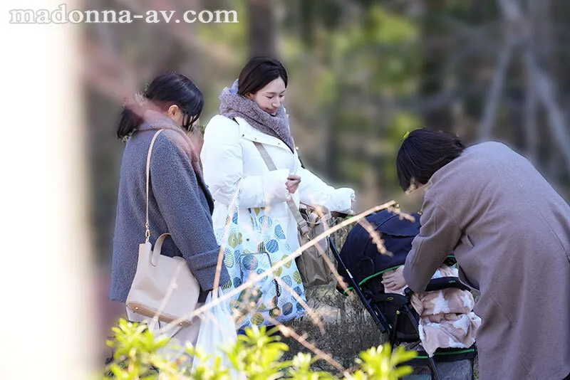 巨乳ママ借金取り立て自宅訪問レ×プ ～夫、息子、ママ友のすぐ傍で…～ 木村玲衣 サンプル画像 1