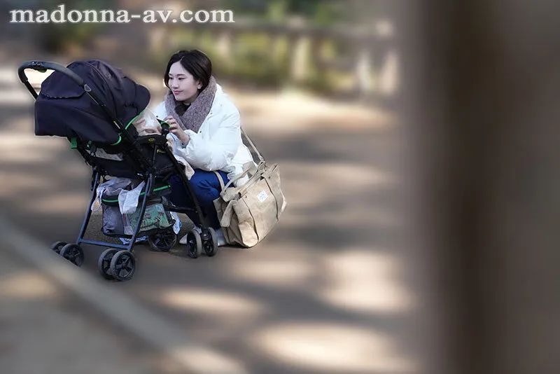 巨乳ママ借金取り立て自宅訪問レ×プ ～夫、息子、ママ友のすぐ傍で…～ 木村玲衣 サンプル画像 2