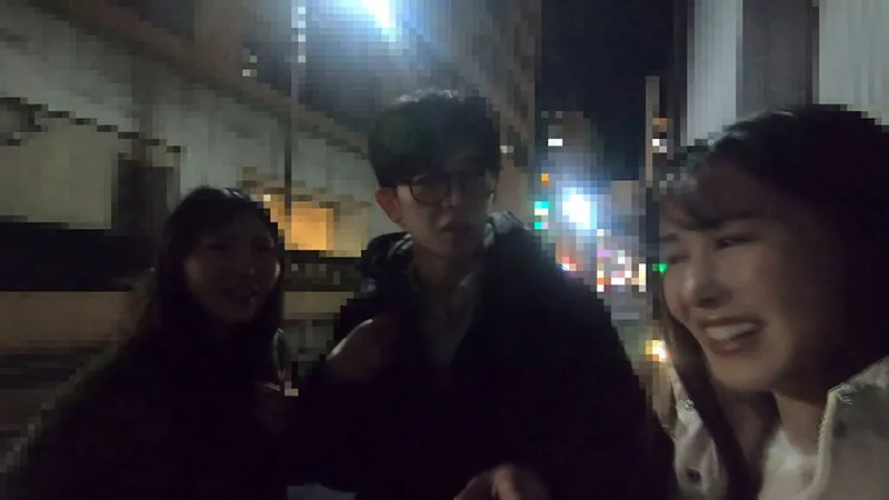 「ほら、うちらにケツ穴●されて女の子みたいにイっちゃいなよw」美少女ドSビッチの2人が街で見つけたM男クンを逆ナン＆逆ハメ（3） サンプル画像 1