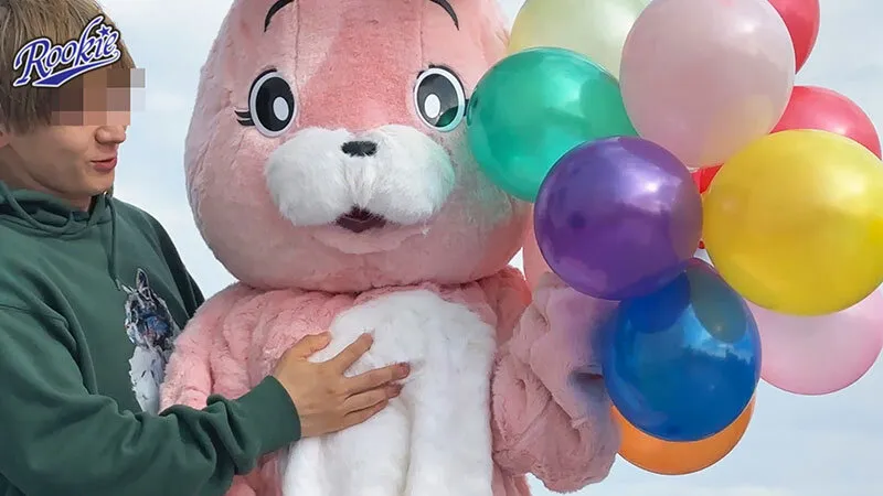 着ぐるみの中身はまさかのグラマラスおっぱい美女！？ 着衣熱気と痛客セクハラでド発情してしまった爆乳お姉さんと肉感MAX汗だく絶頂SEX サンプル画像 1