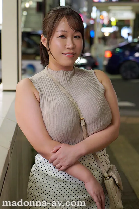 これぞ爆乳、これぞ名器―。 どんな男も3分でイキ果ててしまうLカップ人妻 豊田怜花 43歳 AV DEBUT サンプル画像 1