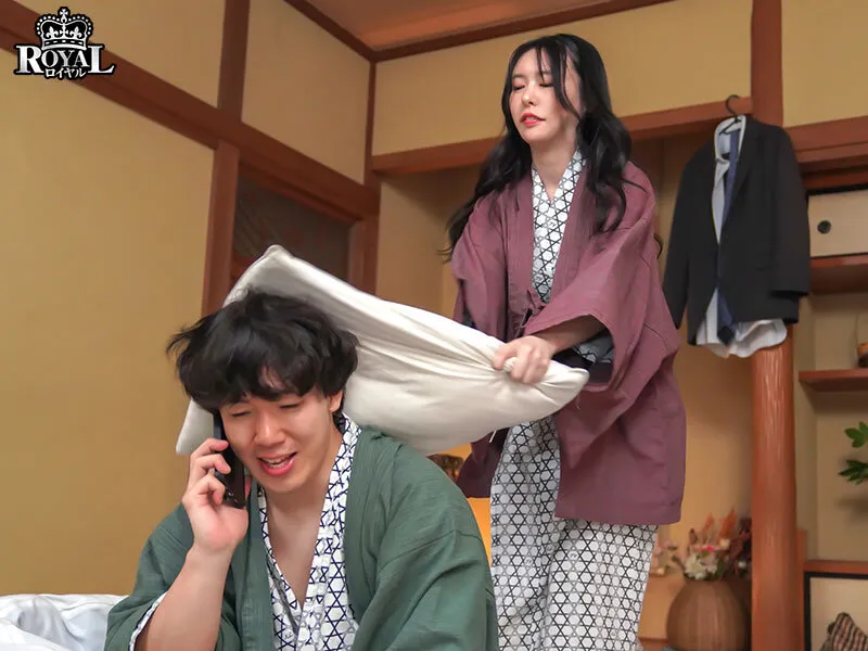 朝起きたら部屋に浴衣がはだけた後輩女子社員！いつも生意気で悪態ばかりついてくるのに、甘えてきたので… 黒島玲衣 サンプル画像 11