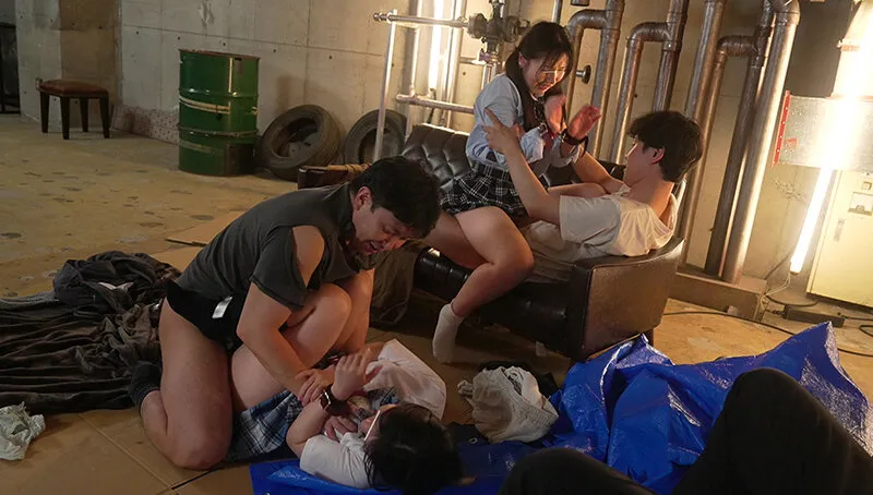 廃墟に肝試しに来たおバカJ●を、そこに棲んでいた浮浪者達が襲撃！？長らく女体に触れておらず、限界まで飢え切った絶倫ホームレスは若くピチピチの肌に群がり！！好き放題むさぼり！！着床不可避の中出しレ●プ ひかる ひなこ サンプル画像 3