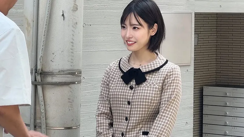 街で働くかわいい女の子をガチナンパ＆その場でガチ本番交渉！真面目そうに見える制服系お姉さん！なんか普通に仕事してます感出てますがエロオーラ全開のムンムンビームの方が溢れ出てますよ！ サンプル画像 1