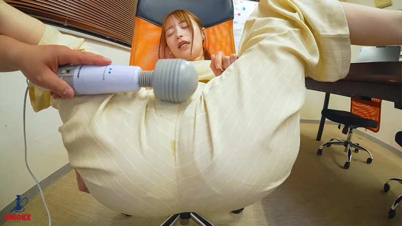 【飲尿聖水セクハラ】 残業中、2人きりの社内でトイレ我慢で溜まった鮮度抜群おしっこを変態上司に目の前で見せつけ飲みされ恥ずかしめ小便まみれSEXでイキ狂わされてしまう新人デカ尻部下OL 天馬ゆい サンプル画像 13