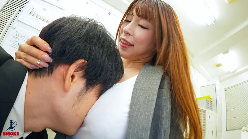 【胸チラッセクハラ】残業中のオフィスで二人きり、あざとい谷間おっぱい挑発で若手部下をビンビン勃起遊びする人妻巨乳女上司 有岡みう サンプル画像 2