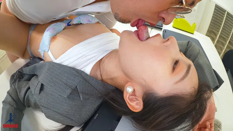 【お漏らしセクハラ】残業中のオフィスで二人きり、 媚薬利尿剤で早漏敏感化した若手ま○こを刺激して何度も失禁イキさせられるデカ尻部下OL 皆月ひかる サンプル画像 4