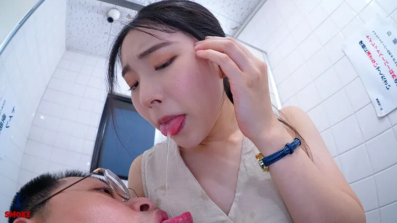 【お漏らしセクハラ】残業中のオフィスで二人きり、 媚薬利尿剤で早漏敏感化した若手ま○こを刺激して何度も失禁イキさせられるデカ尻部下OL 皆月ひかる サンプル画像 9