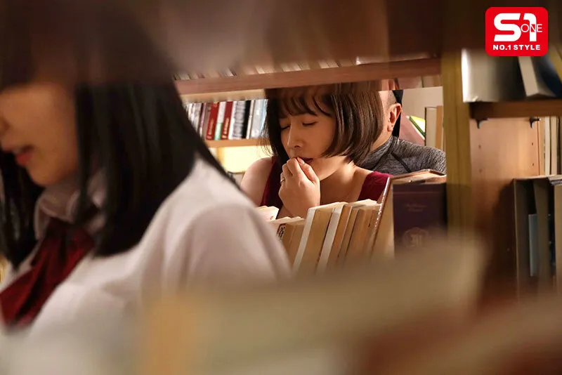 「私…おばさんなのに…」娘のすぐ傍で痴●され抵抗しても感じ始め、遂にはイカされちゃう！！欲求不満お母さん 奥田咲 サンプル画像 9