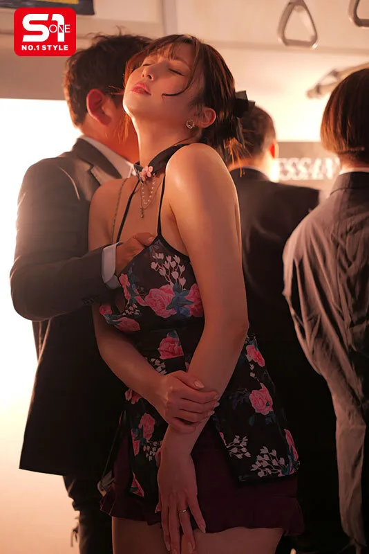 痴●待ちの半裸妻 理性じゃ収まらない肉欲が私をミダラな服で乗車させ、男たちの全身勃起を誘うのです… 東実果 サンプル画像 6