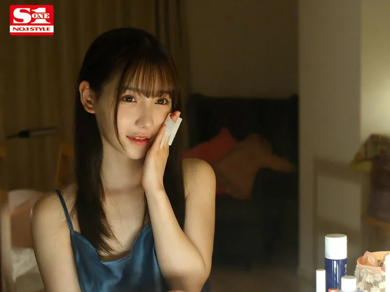 「え…！ 終電なくしたんですか！？ 私の家泊まりますか？」会社の美人後輩の誘いに乗ったらすっぴんと無防備な部屋着に僕は理性吹っ飛び… 三田真鈴 サンプル画像 7