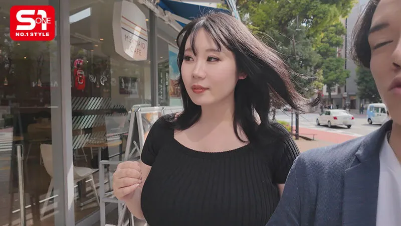 街行く男の視線を独占する 10度見級Kカップのエッロい女を連れて デカ乳露出街ぶらりした後ホテルに入って即ハメSEXしたくない？ みなみ羽琉 サンプル画像 2