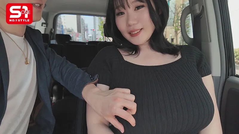 街行く男の視線を独占する 10度見級Kカップのエッロい女を連れて デカ乳露出街ぶらりした後ホテルに入って即ハメSEXしたくない？ みなみ羽琉 サンプル画像 4