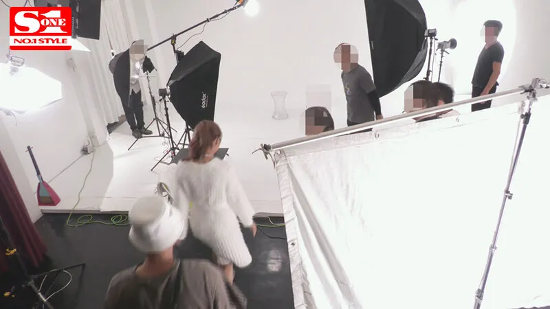 「えっ！ここでヤルの？」三上悠亜に一ヶ月密着して隙あらばいきなり即ズボッ！ 前代未聞ドッキリAV大作戦 サンプル画像 3