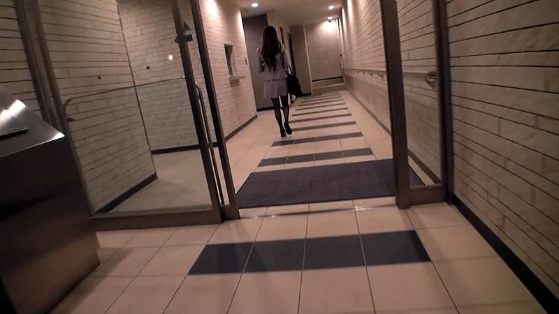 働くオンナは性的対象物 美人OL猥褻中出し映像4時間 サンプル画像 1