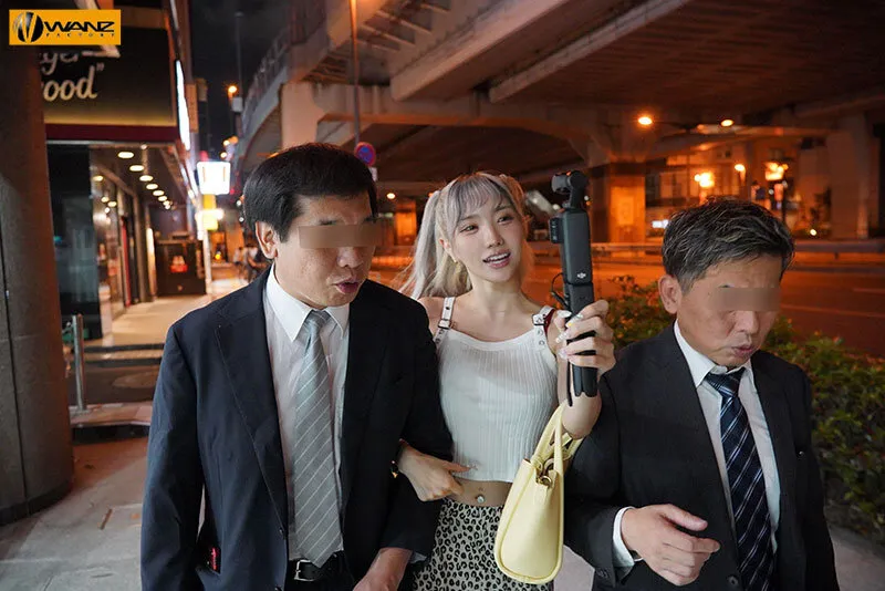 「イイって言うまで射精（だ）すなよ？」パンピーどM男をとっ捕まえてコリコリ乳首ジャック！手コキ寸止め焦らし痴女のナマパコ散歩 春陽モカ サンプル画像 1